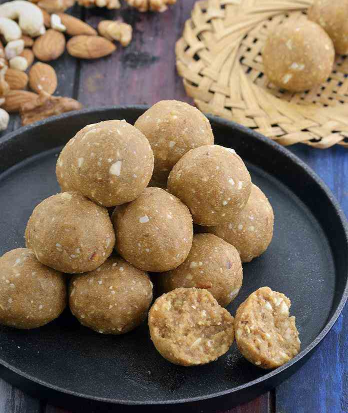 big_whole_wheat_flour_and_jaggery_ladoo-13614